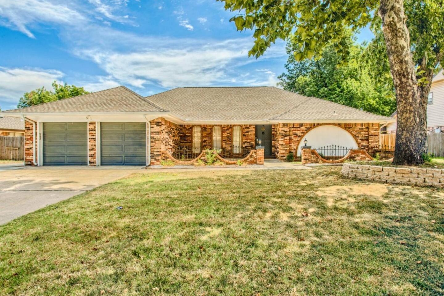 New Hummingbird Haven - Nw Okc, Billiards, Firepit Villa Oklahoma City Exterior photo